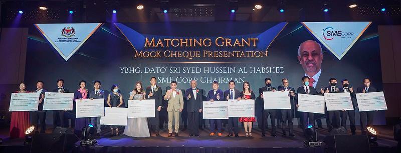 $!The Chairman of SME Corp personally presented grants totaling approximately three million Ringgit to LICTA’s winners to support their brand promotion, digitalization, and automation transformation goals.
