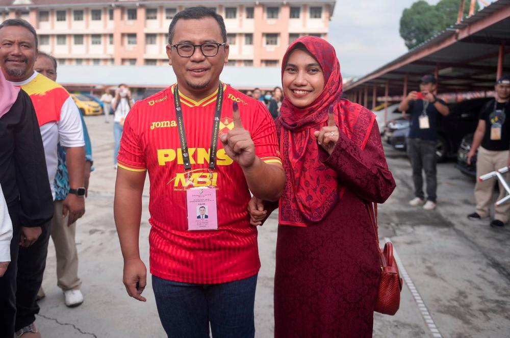 Selangor Menteri Besar Datuk Seri Amirudin Shari and also Pakatan Harapan candidate DUN N16 Datuk Seri Amirudin Shari voted with his wife Masdiana Muhamad at SJK (C) Selayang Baru, Selayang at 8.30am today. - Sunpix by Adib Rawi Yahya