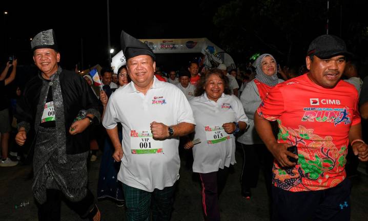 Works Minister Datuk Seri Alexander Nanta Linggi (second, left) also joined the CIMB ASEAN Cultural Night Run at the Sultan Abdul Halim Mu’adzam Shah Bridge yesterday. - Bernama pic
