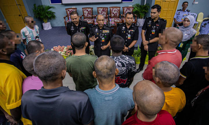 Timbalan Pengarah Penjara Perak, Penolong Kanan Komisioner Nazri Mohamad (tiga, kiri) menyantuni prospek pada Program Pelepasan Banduan Secara Lesen (PBSL) Ihsan MADANI (Kepulangan Yang Dinanti) sempena menyambut Hari Raya Aidiladha 2025 di Dewan Budiman Penjara Tapah di sini hari ini. - BERNAMApix