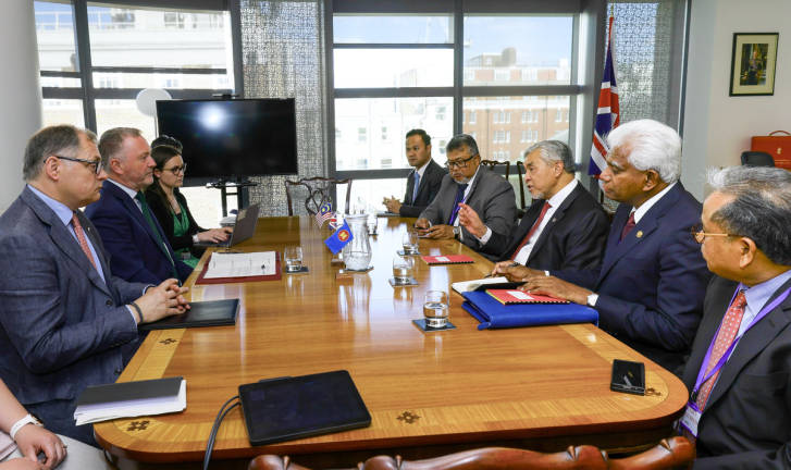 Timbalan Perdana Menteri Datuk Seri Dr Ahmad Zahid Hamidi (tiga, kanan) mengadakan pertemuan dengan Menteri Alam Sekitar, Makanan dan Hal Ehwal Luar Bandar United Kingdom (UK) Steve Reed (dua, kiri) di Whitehall, pada 3 Jun. - BERNAMApix