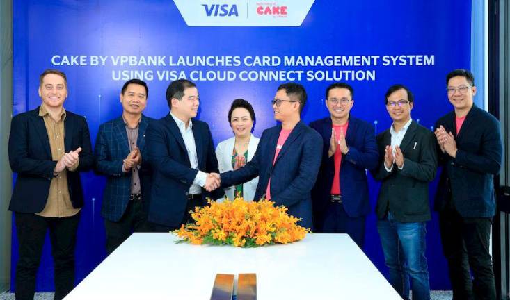 Leaders of Cake, Visa, and Google Cloud in Vietnam at the launch of Cake’s full cloud-based card management system.