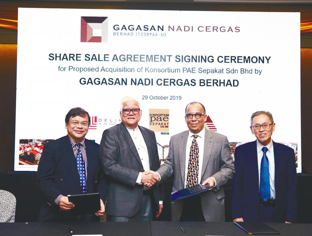From left: Seri Delima Anggun director Zulkifli Abdul, P.A.E Builders director Chong Ngu Chong, Gagasan managing director Wan Azman Wan Kamal and chairman Dr Muhamad Fuad Abdullah at the signing ceremony.