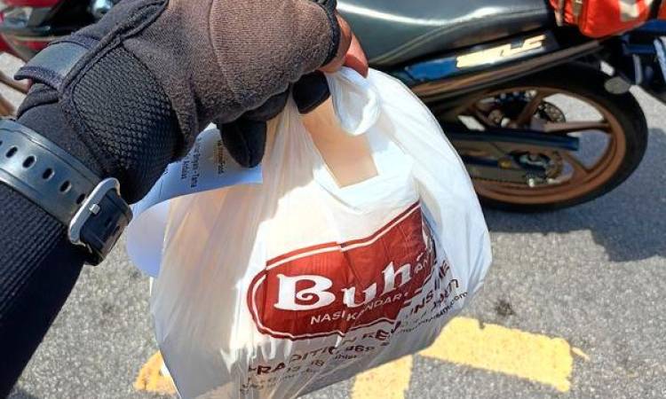 “It’s okay, sis. Please let your daughter eat” - M’sian rider helps hungry mother and child who couldn’t pay for food