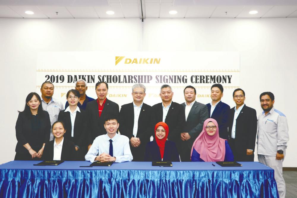 Daikin Malaysia management personnel and the students (from left) Michelle, Leong, Qhairunnisaa and Nurcassandra.
