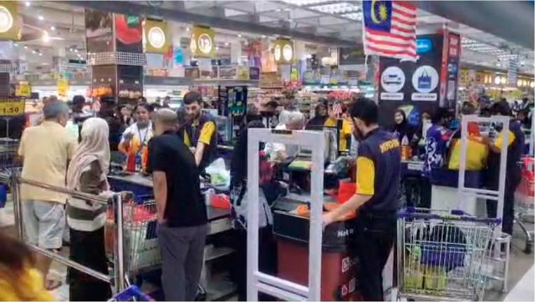 Shoppers at MYDIN hypermarket in Subang Jaya during the first day of the SARA aid programme. - Screenshot courtesy Sin Chew Daily.