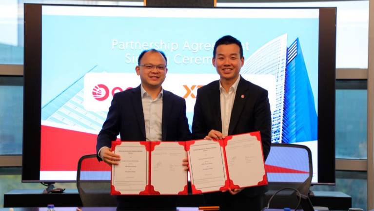 Bill Deng, Founder and CEO of XTransfer (Left) and Ang Eng Siong, CEO of OCBC China (Right) at the MoU signing ceremony.