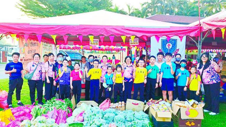 Students from SJK (C) Shen Jai set up a food stall to raise funds for the Salvation Army.