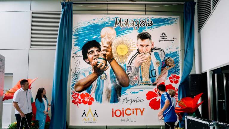 Mural art in Putrajaya mall celebrate Argentinian football legends