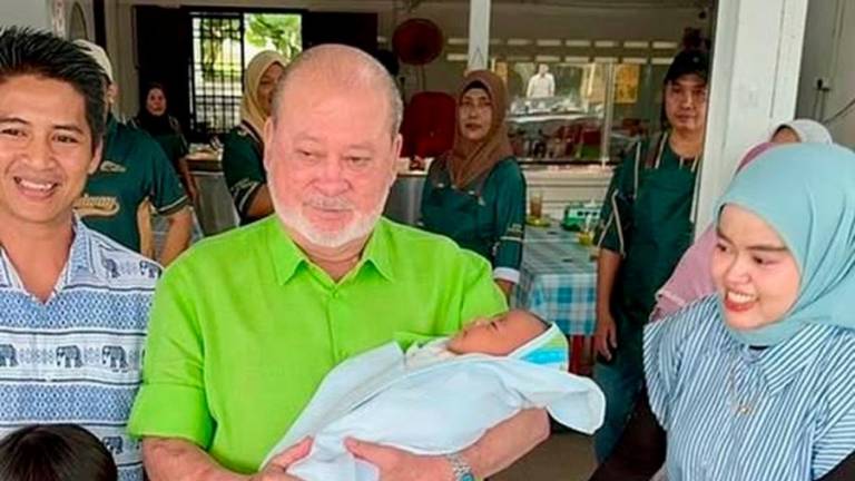 Seri Paduka Baginda turut meluangkan masa bergambar bersama sebuah keluarga yang baru sahaja menyambut kelahiran cahaya mata. Gambar Kredit: Sultan Ibrahim Sultan Iskandar / Facebook