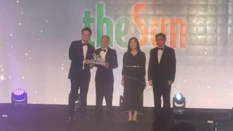 Sun Media Corp director Datuk Seri Azman Ujang receiving the token during MBR’s 30th Anniversary gala dinner.