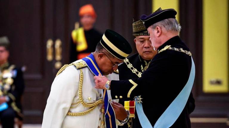Yang di-Pertuan Agong Sultan Ibrahim mengurniakan Darjah Panglima Mangku Negara (PMN) yang membawa gelaran Tan Sri kepada Panglima Angkatan Tentera Jen Tan Sri Mohd Nizam Jaffar pada Istiadat Menghadap dan Istiadat Pengurniaan Darjah Kebesaran, Bintang dan Pingat Persekutuan 2025 bersempena Ulang Tahun Hari Keputeraan Rasmi Yang di-Pertuan Agong Sultan Ibrahim di Istana Negara hari ini.
