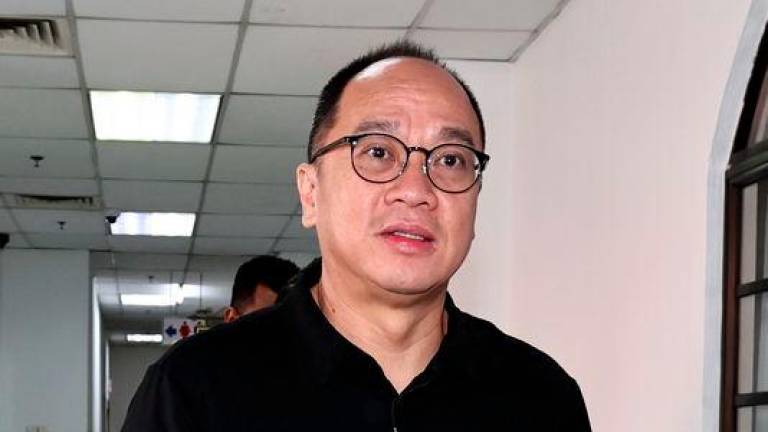 Seorang pengarah syarikat berpangkalan di Singapura Chong Kok Ming, 54, mengaku tidak bersalah di Mahkamah Sesyen Johor Bahru atas empat pertuduhan menipu warga asing berjumlah RM155,000 menerusi pelaburan palsu yang berlaku lebih 10 tahun lalu. - fotoBERNAMA