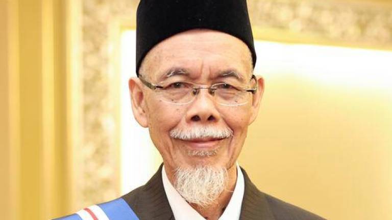 Wartawan berpengalaman Datuk Emin Madi yang juga Pemberita Pertubuhan Berita Nasional Malaysia (Bernama) Biro Sabah antara penerima Darjah Kebesaran Negeri Sabah, Panglima Gemilang Darjah Kinabalu (PGDK) yang membawa gelaran Datuk pada Istiadat Pengurniaan Darjah Kebesaran, Bintang, dan Pingat Kehormat Negeri Sabah 2025 sempena Sambutan Ulang Tahun Kelahiran Rasmi ke-74 Yang Dipertua Negeri Sabah di Istana Seri Kinabalu hari ini.&nbsp;- fotoBERNAMA