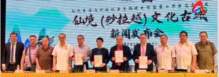 Kuching Hokkien Association president Datuk Richard Wee Liang Chiat (fifth from left) and Fairy Park Group managing director Koh Ko Tong (eighth from left) with representatives of the association and the group at the MoU signing ceremong in Kuching on Wednesday.