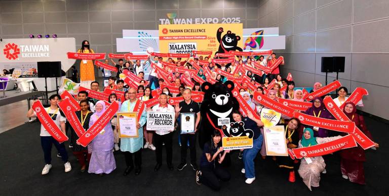 - The feat has earned it a spot in the Malaysian Book of Records under the title Most High-Fives in One Minute By A Costume Mascot. Brian Lee, Executive Director, Strategic Marketing Department of Taiwan External Trade Development Council (front row, sixth from left) in a group photo with participants after the event.