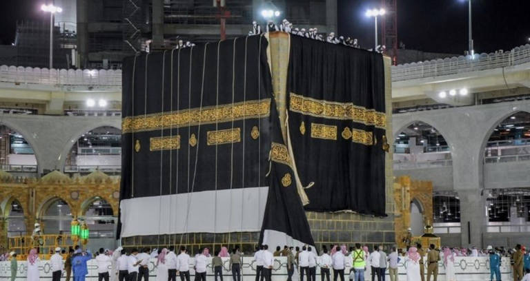 Proses menukar Kiswah Kaabah. - BERNAMApix