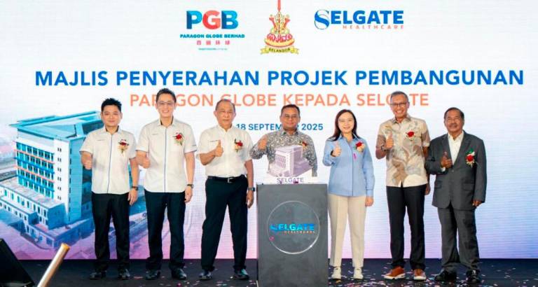 Handing over the first healthcare facility to Selgate. (From left) Paragon Globe group executive director Datuk Sri Godwin Tan Pei Poh, Tan, PKNS group CEO Datuk Mahmud Abbas, Selangor chief minister Datuk Seri Amirudin Shari, Selangor state executive councillor for public health and environment Jamaliah Jamaluddin, Selgate group CEO Datuk Noor Hisham Mohd Ghouth and chairman Datuk Seri Dr Sulaiman Abdullah posing after the handover ceremony in Sepang.
