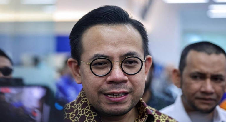 Menteri Sumber Manusia Steven Sim Chee Keong. - BERNAMA