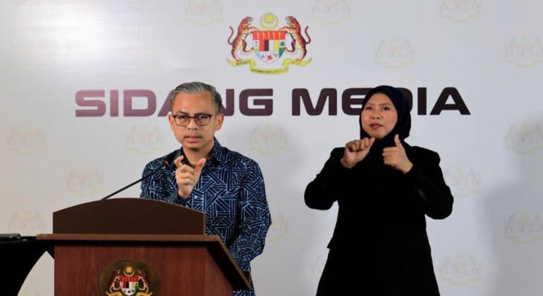 Menteri Komunikasi Datuk Fahmi Fadzil (kiri) merangkap jurucakap Kerajaan Perpaduan ketika sidang media mingguan Kabinet di Kementerian Komunikasi hari ini. - BERNAMA