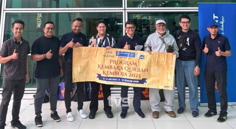 Para wartawan tempatan yang berlepas ke Kemboja hari ini bagi menyertai Program Kembara Qurban Kemboja Bank Rakyat. - TVSarawak pix