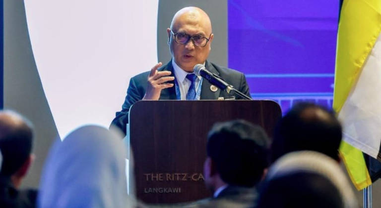 Secretary General of MOE Datuk Ts. Dr. Aminuddin Hassim delivers the closing speech at the ASEAN Education Forum themed “Accelerating Innovative Strategies: Mitigating OOSCY Challenges,“ held in conjunction with the ASEAN Education and Higher Education Ministers’ Roundtable 2025 (#EduRoundtables2025) here yesterday. - BERNAMA