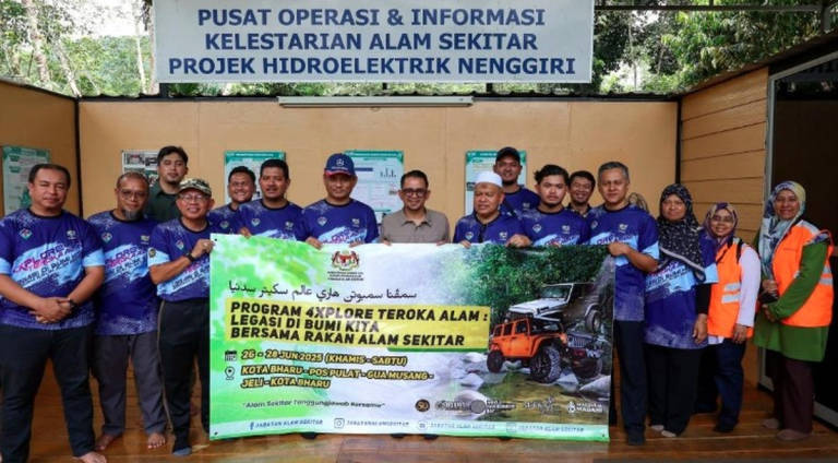 Director of Kelantan Department of Environment (DOE) Wan Aminordin Wan Kamarudin (seventh, left) and Nenggiri Mohd Azmawi Fikri Abdul Ghani (eighth, left) with the participants of the 4Xplore Teroka Alam: Legasi Di Bumi Kita programme. - BERNAMA