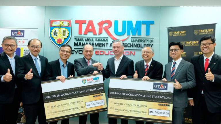 Tan Sri Chan (fourth from left) and Datuk Wong (fourth from right) shaking hands after the mock cheque presentation ceremony for the establishment of the TARC-Tan Sri Wong Mook Leong Student Loan and UTAR-Tan Sri Wong Mook Leong Student Loan. Accompanying them are (from left) Assoc Prof Dr Chook Ka Joo, Vice President of TAR UMT, Datuk Dr Mah, Prof Datuk Indera Ir Dr Lee, Ir Prof Datuk Dr Ewe, Datuk Chong, and Prof Dr Choong Chee Keong, Vice President of UTAR.