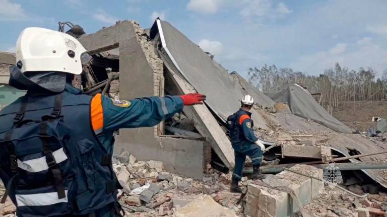 Anggota Kementerian Kecemasan Rusia membersihkan serpihan di tapak letupan yang berlaku minggu lalu di sebuah fasiliti pengeluaran di Wilayah Ryazan, Rusia, dalam imej statik yang diambil daripada video yang dikeluarkan pada 17 Ogos 2025. Kementerian Kecemasan Rusia/Handout melalui REUTERS