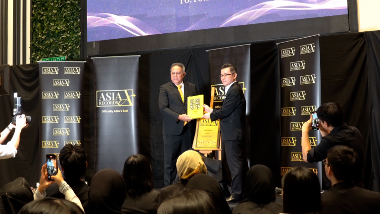 Officiating the launch. (from left): The Asia Records advisor, Tunku Fauzi Tunku Abdul Malek and Chua during the official launching event.