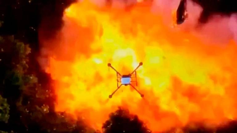 Api dan asap menjulang selepas, menurut tentera Thailand, operasi dron oleh Tentera Diraja Thailand menyebabkan kerosakan ke atas depot senjata tentera Kemboja, di kawasan yang dikenali sebagai Bukit Phu Ma Kuea berhampiran Wilayah Preah Vihear, Kemboja, berdasarkan tangkap layar daripada video edaran yang dikeluarkan pada 25 Julai 2025 -Thai Army/Handout via REUTERS