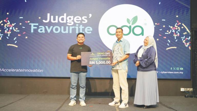 From left: Akmal, Cyberview Sdn Bhd CEO Kamarul Ariffin Abdul Samad and Cyberview Technology Hub Development Division head Shafinaz Salim.
