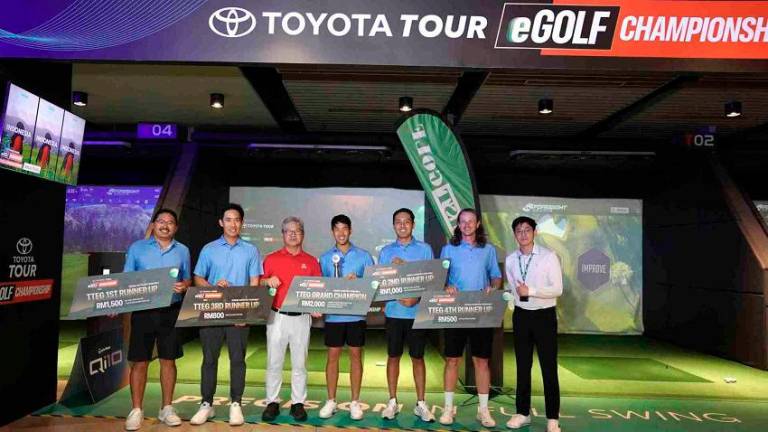 The Top 5 winners of the Toyota Tour eGolf Championship (from left to right): 1st Runner Up, Chan Kai Vernn; 3rd Runner Up, Lim Jen Jean; Chairman of MST Golf Group, Mr KP Low; Grand Champion Bryan Tan; 2nd Runner Up, Ng Kee Siang; 4th Runner Up, Robert Horridge; and Head of Marketing of MST Golf Group, Jared Khoo.