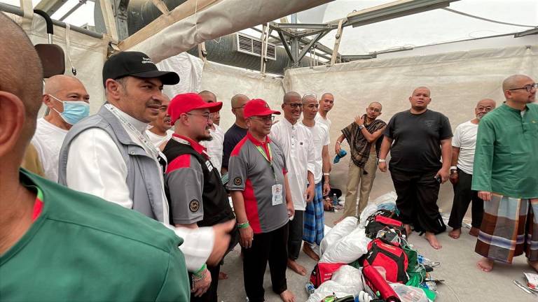 Minister in the Prime Minister’s Department (Religious Affairs), Datuk Dr Mohd Na’im Mokhtar (middle) during a visit to the Malaysian pilgrims’ accommodation tents today. - BERNAMAPIX
