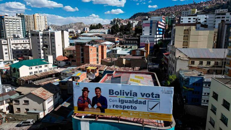 This aerial view shows Bolivia’s Departmental Electoral Tribunal (TED) billboard promoting the presidential election, in La Paz on August 16, 2025, on the eve of the general election. - MARTIN BERNETTI / AFP