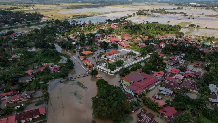 Sebahagian kawasan di Kampung Jalan Makam Diraja Langgar mula dilanda banjir kilat selepas hujan lebat pagi tadi menyebabkan air Sungai Langgar melimpah ketika tinjauan di Pekan Langgar, semalam - BERNAMA