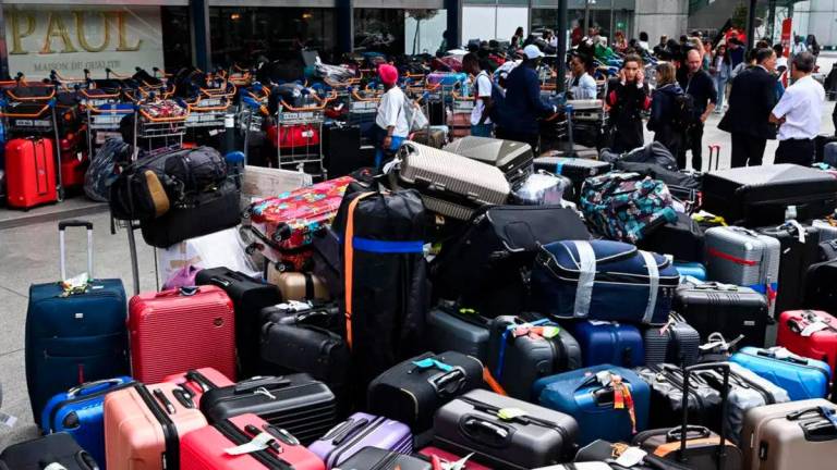 The European Parliament’s transport committee adopted a proposal that would allow travellers to bring a personal item into the cabin, such as a handbag or backpack, and a hand luggage of up to seven kilogrammes (15 pounds) at no extra fee © STEFANO RELLANDINI / AFP/File