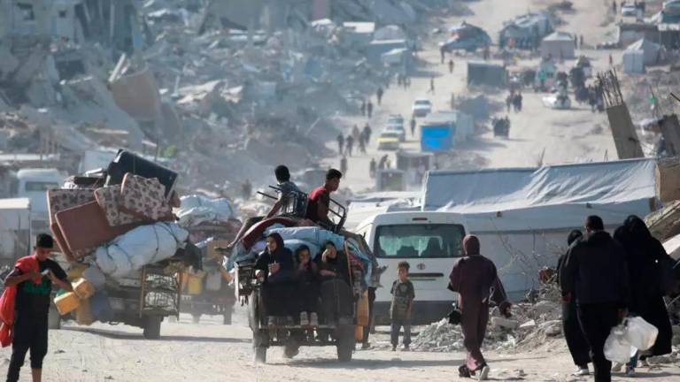 Palestinians move through Jabalia as they flee the northern Gaza Strip after Israel told them to evacuate © Bashar TALEB / AFP