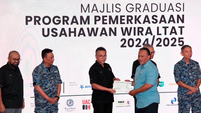 Timbalan Menteri Pertahanan Adly Zahari (tiga, kiri) menyampaikan sijil pengiktirafan Program Usahawan Wira Lembaga Tabung Angkatan Tentera (LTAT) kepada Zairi Saparin (dua, kanan) pada Majlis Graduasi dan Peluncuran Program Pemerkasaan Usahawan Wira LTAT di Pangkalan Udara Butterworth, hari ini. - BERNAMA