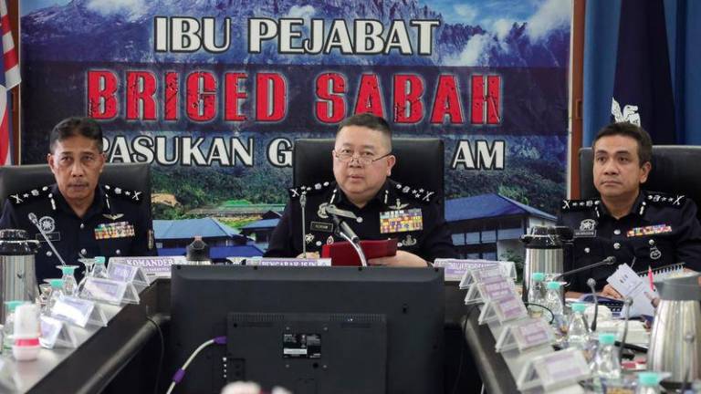 Pengarah Jabatan Siasatan Jenayah Narkotik (JSJN) Bukit Aman Datuk Seri Khaw Kok Chin mempengerusikan mesyuarat ketika melakukan lawatan ke Ibu Pejabat Briged Sabah Pasukan Gerakan Am (PGA) Kinarut Papar. - fotoBERNAMA