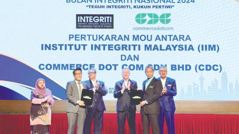 From left: Auditor-General Datuk Wan Suraya Wan Mohd Radzi, Muzafar Kamal, Shamsul Azri, Fadillah, Institute of Integrity Malaysia CEO Rahman Mohd Din, and Public Service Malaysia Director-General Tan Sri Wan Ahmad Dahlan Abdul Aziz at the MoU ceremony.