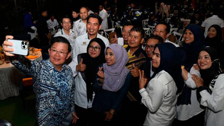 Ketua Menteri Pulau Pinang Chow Kon Yeow berswafoto bersama pegawai Jabatan Pendidikan pada Majlis Penutupan Pertandingan Debat Generasi MADANI Piala Menteri Pendidikan Peringkat Kebangsaan Tahun 2025 di sini malam tadi. Seramai 16 pasukan dari negeri dan Wilayah Persekutuan menyertai pertandingan debat berprestij itu - fotoBERNAMA