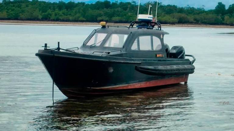 Bot peronda Agensi Penguatkuasaan Maritim Malaysia (APMM) yang diserang oleh tiga orang suspek sewaktu Ops Khas Pagar Laut di perairan Kunak hari ini/BERNAMAPix