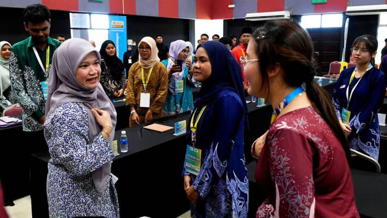 Menteri Pendidikan Fadhlina Sidek menyantuni para pelajar pada majlis penutupan Kongres Pra-Universiti Madani 2025 peringkat Pulau Pinang di Universiti Sains Malaysia (USM) Kampus Kejuruteraan di sini, hari ini - fotoBERNAMA