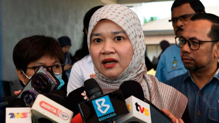 Menteri Pendidikan merangkap Ahli Parlimen Nibong Tebal, Fadhlina Sidek, hadir pada Majlis Perasmian Projek Penempatan Semula Penduduk Ladang Byram ke tapak baharu di Jalan Sungai Daun, Mukim II, Nibong Tebal, hari ini. - BERNAMA