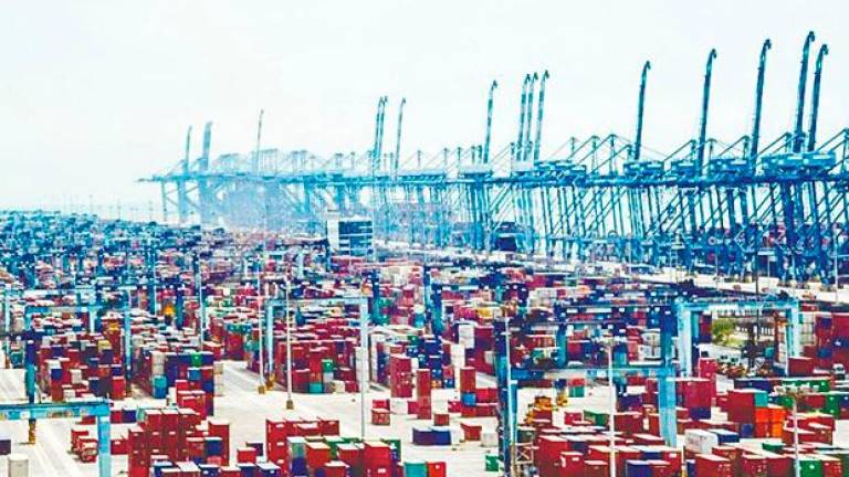 Standard Chartered’s report reveals that 76% of corporates in Malaysia see geopolitical conflict as the top issue in shaping the future of trade. – Bernama filepic
