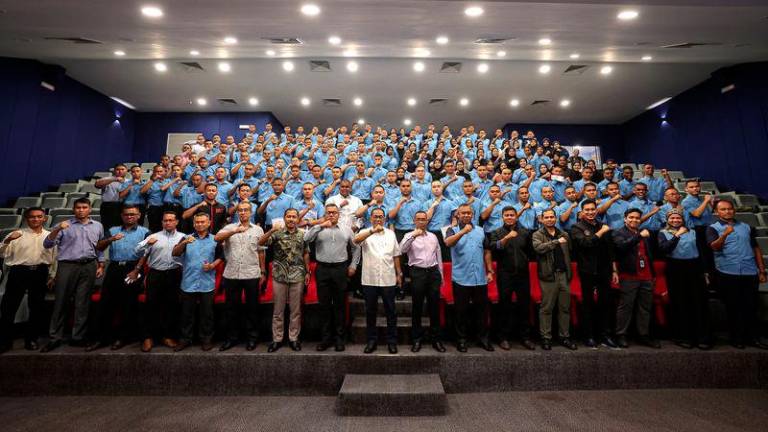 Menteri Pertahanan Datuk Seri Mohamed Khaled Nordin bersama para pelatih Program Latihan Khidmat Negara (PLKN) 3.0 Siri 1/2025 semasa sesi perjumpaan di Kem Rejimen 515 Askar Wataniah hari Ahad (Jan 12). - fotoBERNAMA