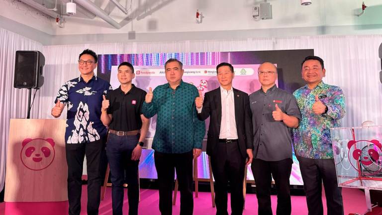 Hong Leong Bank will deliver its award-winning HLB DuitSmart financial literacy workshop to foodpanda delivery partners as part of the newly launched pandasafe rider safety program, officiated today by YB Anthony Loke, Minister of Transport Malaysia.