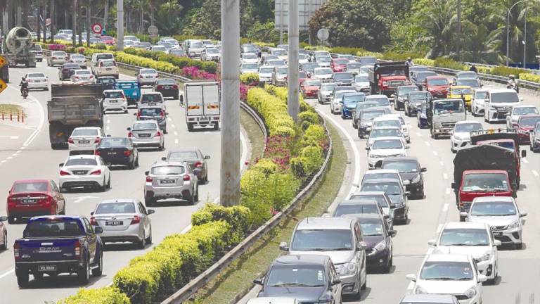 A study by KL City Hall found that motorists spend an average of 580 hours in traffic jams per year. – MASRY CHE ANI/THESUN