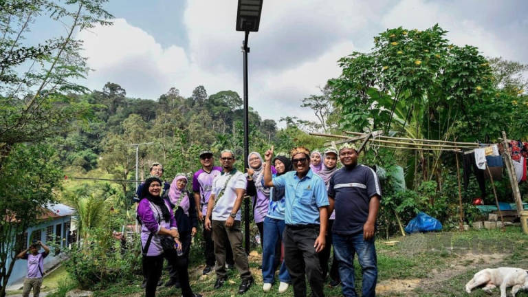 Arshad Ayub Graduate Business School (AAGBS), Universiti Teknologi MARA (UiTM) Shah Alam, Professor Dr. Norzanah Mat Nor (second from left) is pictured with a solar lamp that was installed during the Solar Power Outreach Program Empowering the Orang Asli Village of Bukit Lagong, Gombak today. - BERNAMA